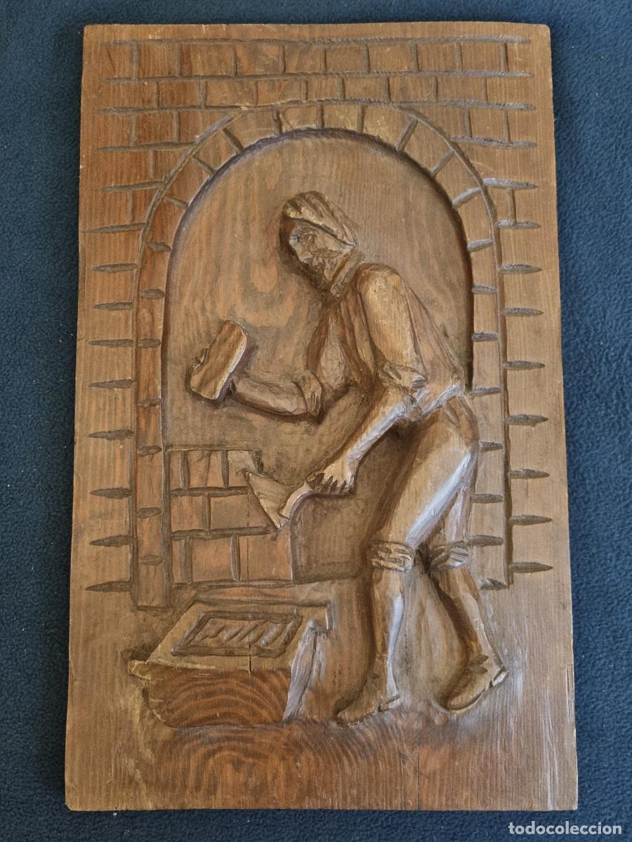 Antig&uuml;edades: MASON, ALBANIL o CONSTRUCTOR, relieve de madera, mitad del siglo XX.