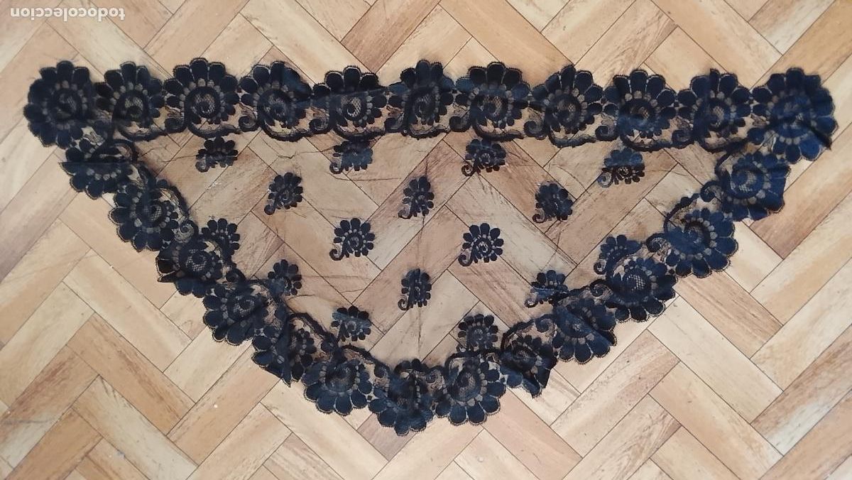Antig&uuml;edades: Mantilla negra de tul bordado antigua, de pico o media luna. 103 X 50 SIN USO ANTIGUA IDEAL VIRGEN