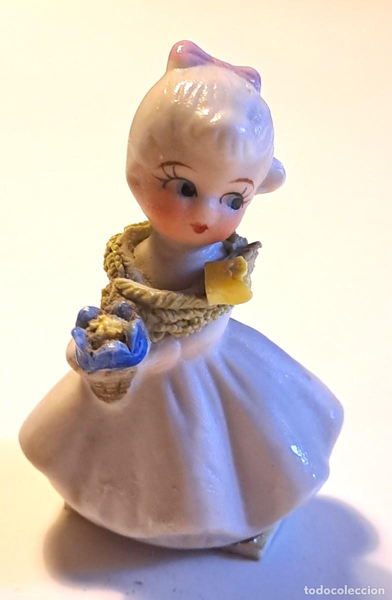 Antig&uuml;edades: ANTIGUA PEQUE&Ntilde;A FIGURA DE PORCELANA CERAMICA NI&Ntilde;A CON FLORES (6 cm)