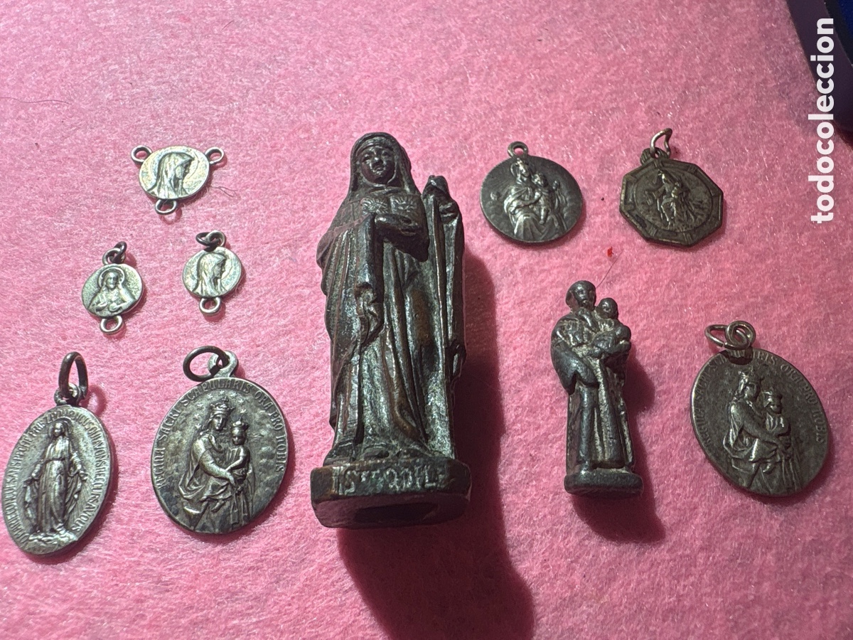 Antig&uuml;edades: Lote de santon y medallas religiosas (A4)