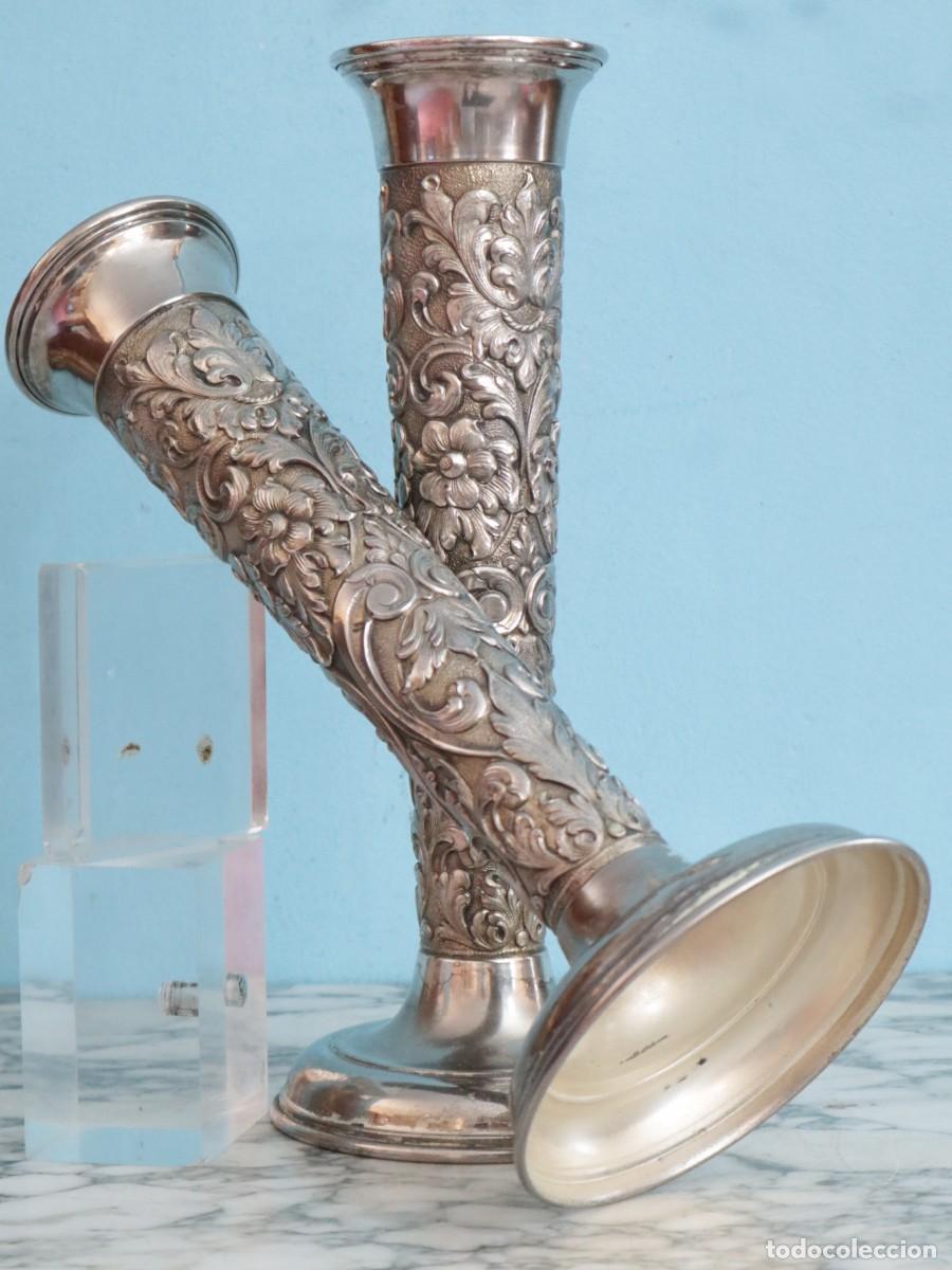 Antig&uuml;edades: Jarrones o &aacute;nforas de altar elaborados en metal cincelado. Med. S. XX. Miden 37 cm de altura