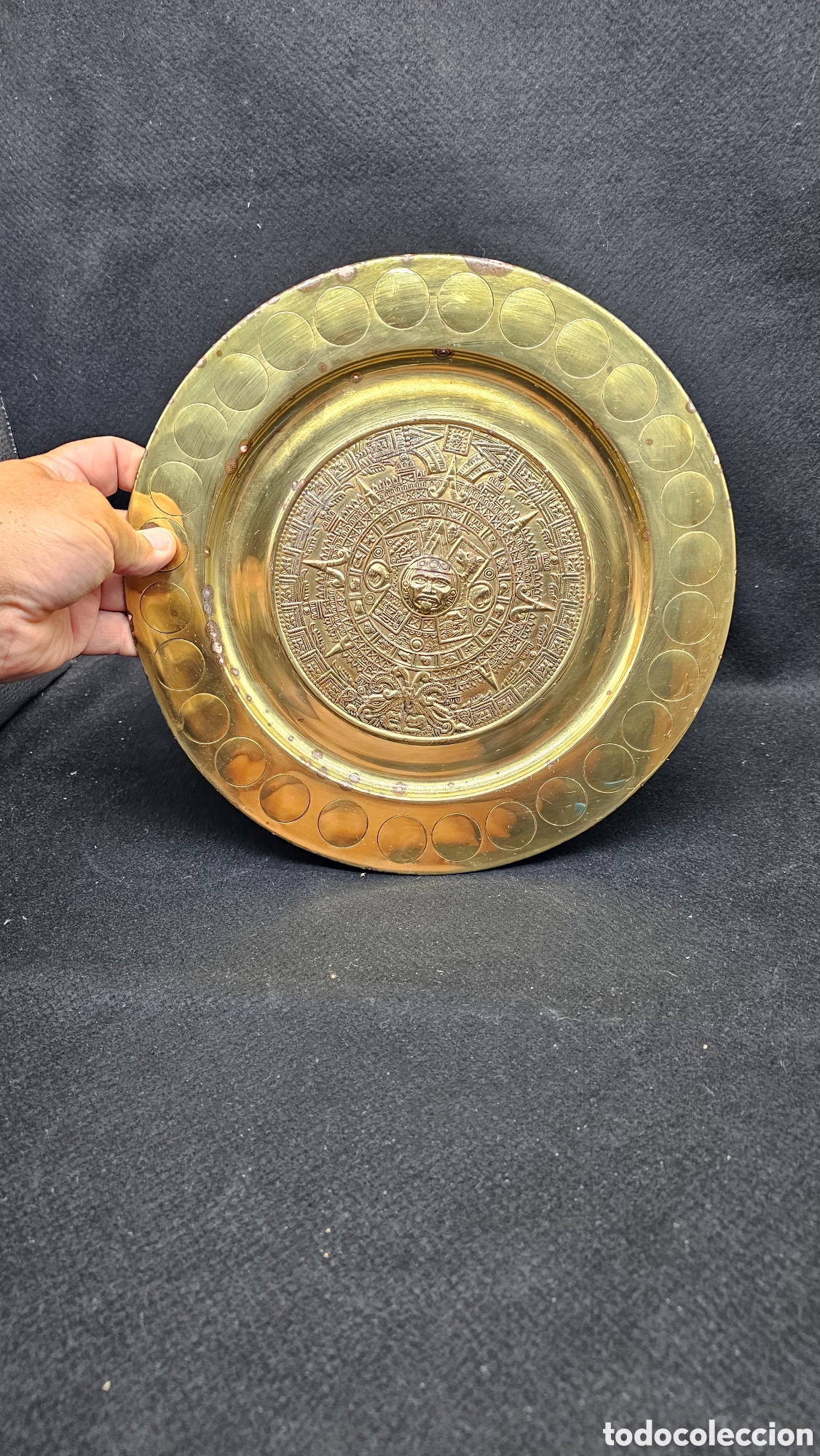 Antig&uuml;edades: Plato de lat&oacute;n de calendario azteca