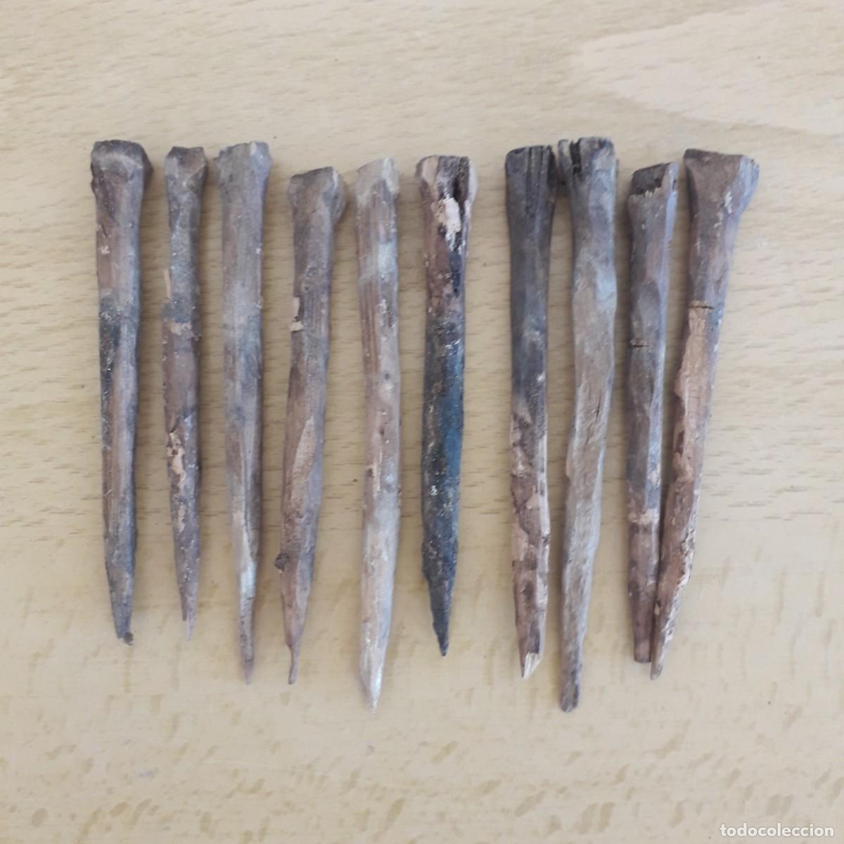 Antig&uuml;edades: 10 CLAVOS ANTIGUOS DE MADERA DE ENEBRO - Foto 2