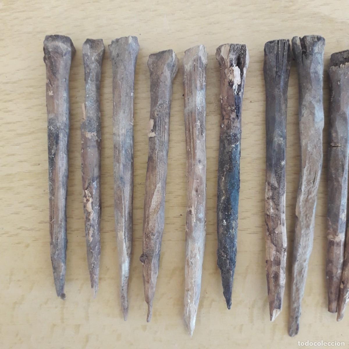 Antig&uuml;edades: 10 CLAVOS ANTIGUOS DE MADERA DE ENEBRO - Foto 3