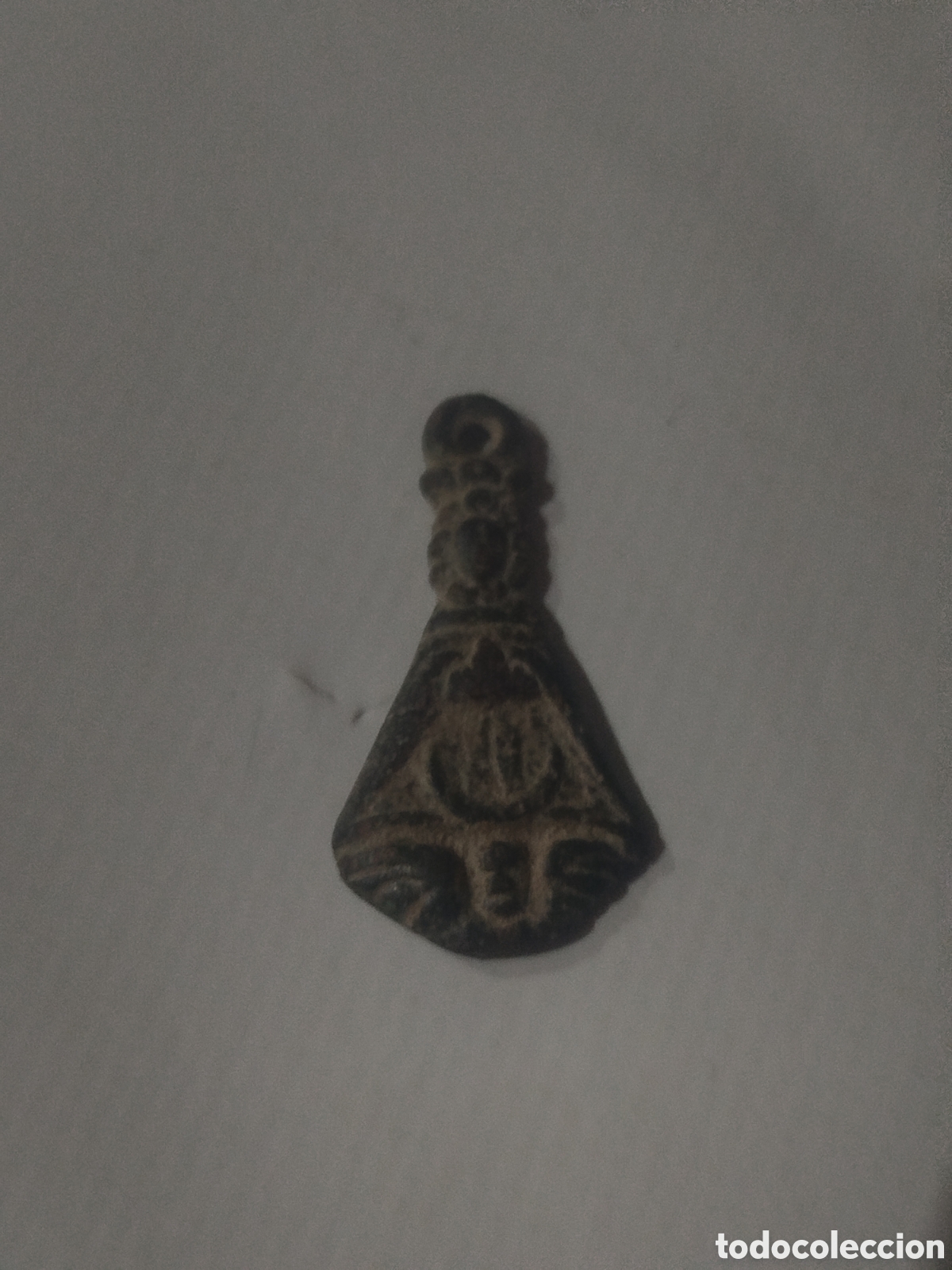 Antig&uuml;edades: medalla religiosa figurada de bronce fabricada en Espa&ntilde;a, datada habitualmente entre los siglos XVII