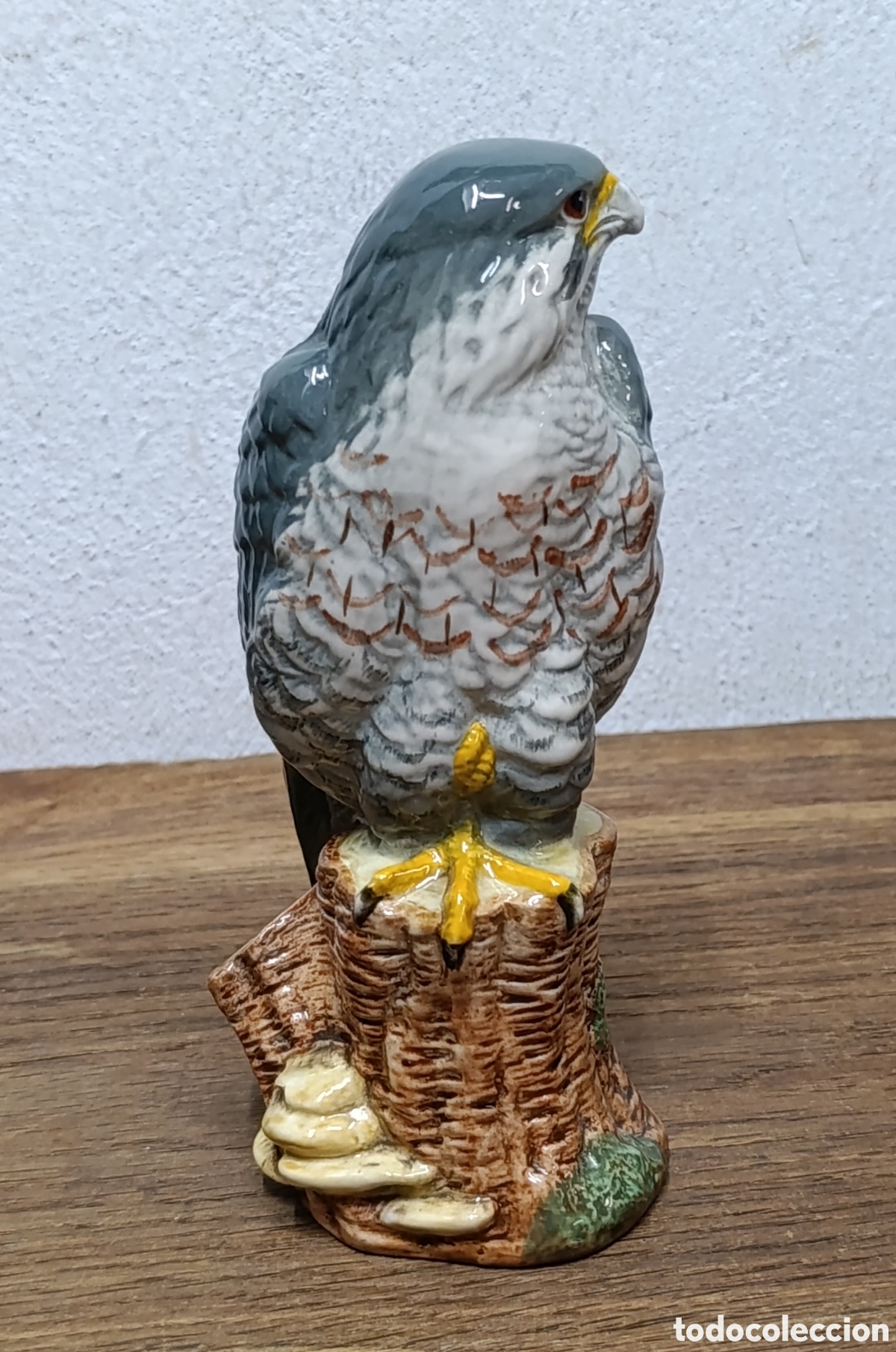 Antig&uuml;edades: BOTELLA O DECANADOR DE WHISKY CON FORMA DE HALC&Oacute;N PEREGRINO DE PORCELANA ROYAL DOULTON, A&Ntilde;O 1979.