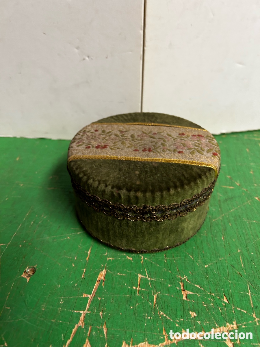 Antig&uuml;edades: CAJA PLASICO FORRADO CON TELA DE TERCIOPELO
