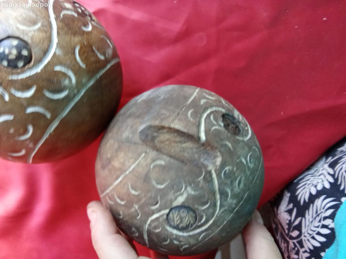 Antig&uuml;edades: Pareja de bolas de madera maciza, talladas. Caja 3