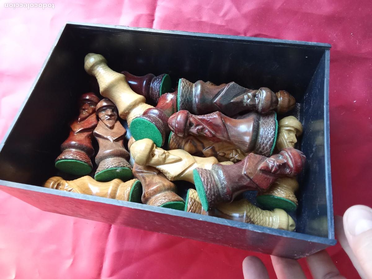 Antig&uuml;edades: Lote de 16 fichas de ajedrez de madera talladas a mano. V. pasillo