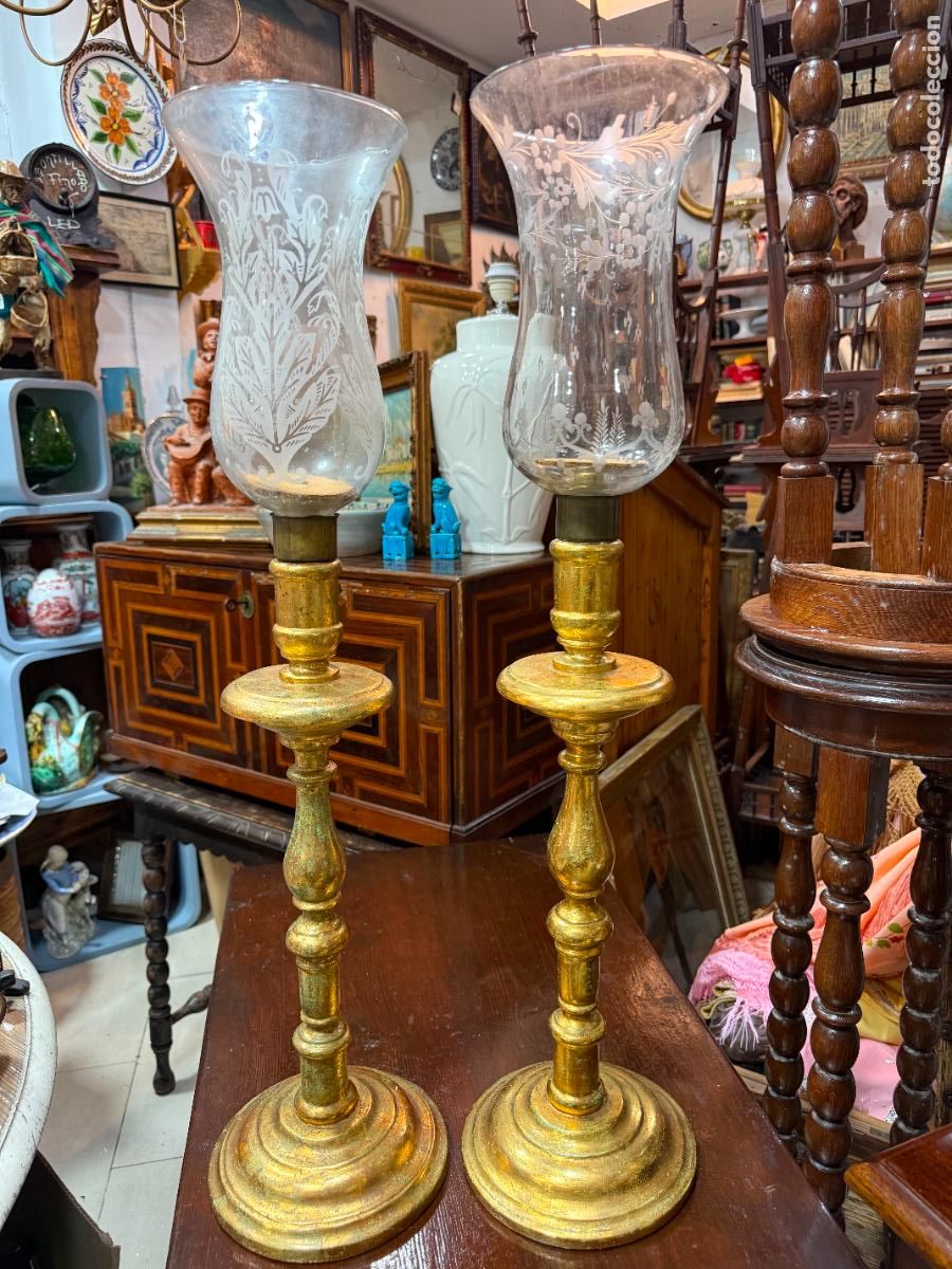 Antig&uuml;edades: ANTIGUA PAREJA DE CANDELABROS DE MADERA Y DORADO - MEDIDA SIN TULIPA 48 CM - RELIGIOSO