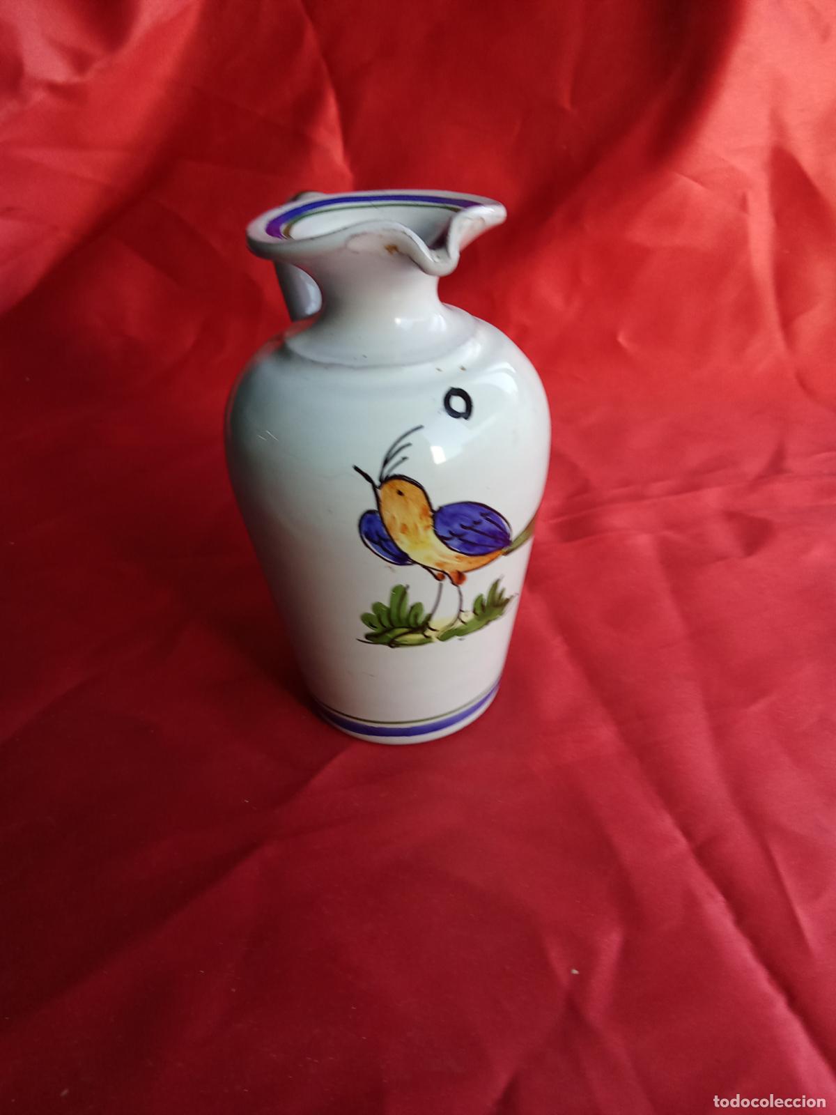 Antig&uuml;edades: Bonita vinagrera de cer&aacute;mica con p&aacute;jaro pintado a mano. V.19