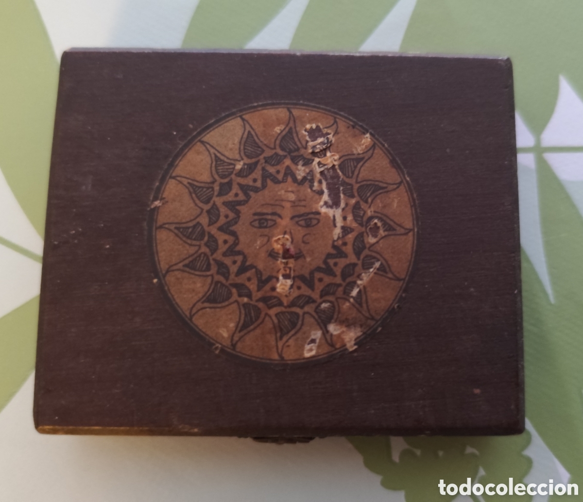 Antig&uuml;edades: Reloj de sol port&aacute;til de madera