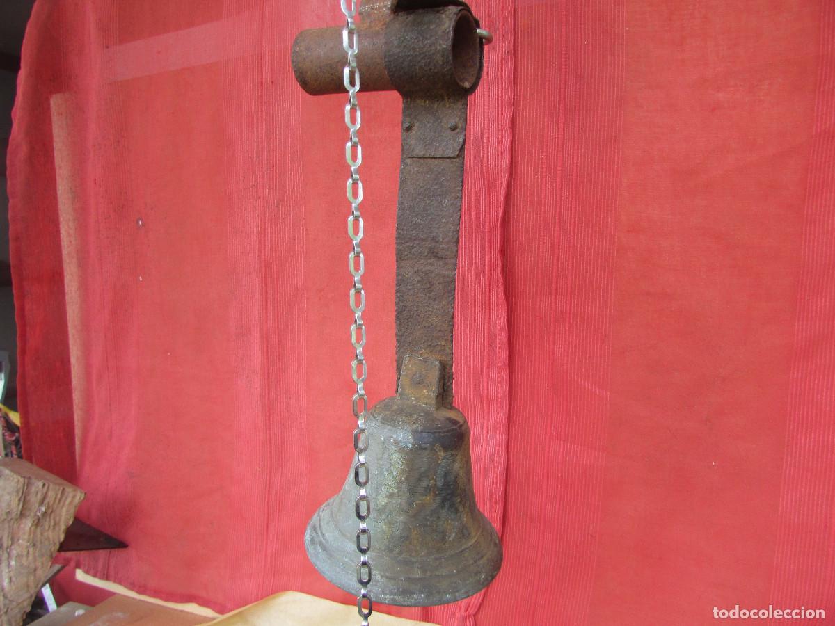 Antig&uuml;edades: CAMPANA , CAMPANILLA DE BRONCE y soporte hierro PARA entrada. ANTIGUA. SUENA potente