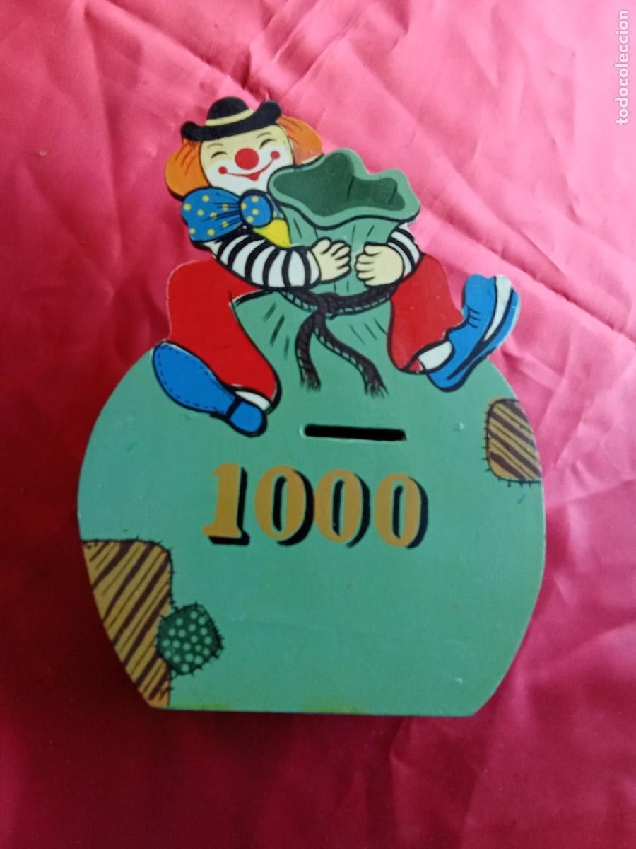 Antig&uuml;edades: Simpatica hucha de madera pintada a mano. V.3