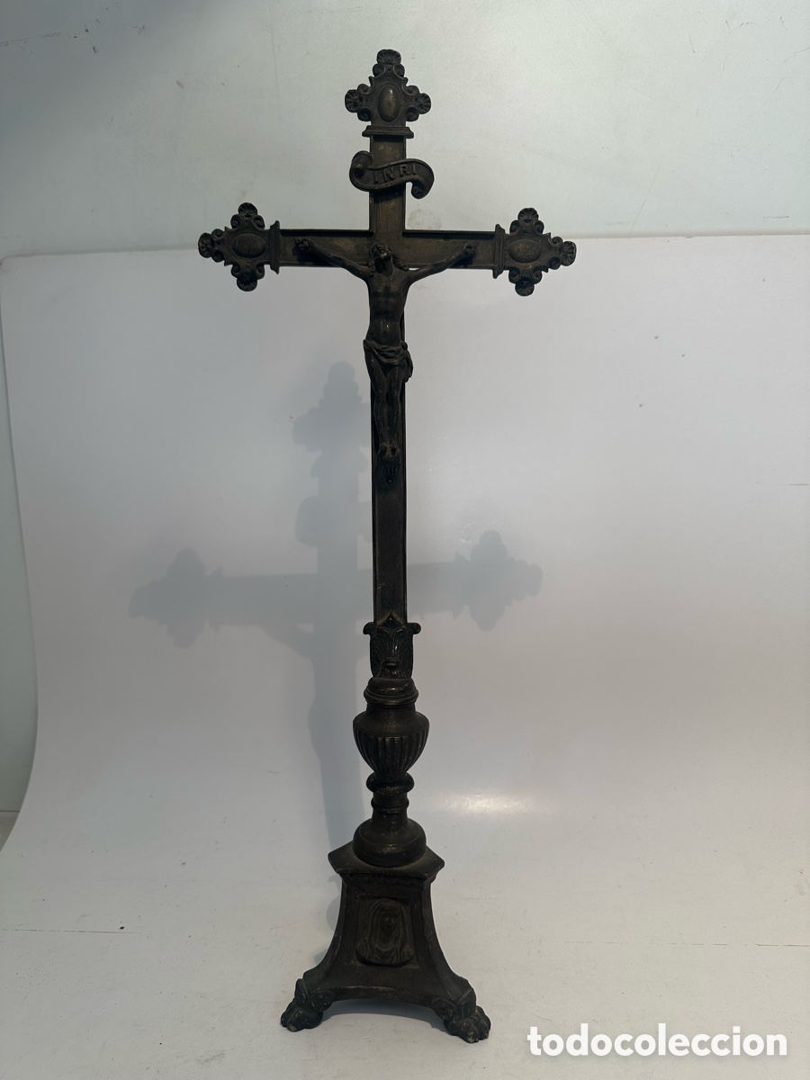 Antig&uuml;edades: PRECIOSA CRUZ DE MESA O ALTAR DE BRONCE ANTIGUA, SIGLO XIX. 48 CM.