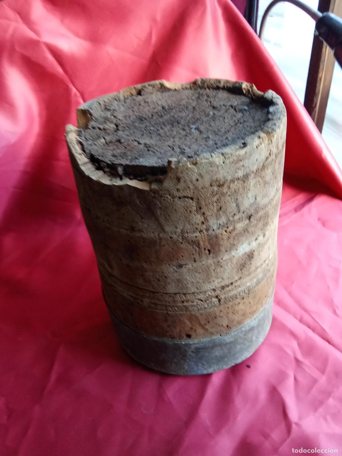 Antig&uuml;edades: Antiguo deposito de corcho del interior de una antigua heladeria. Estanteria gris