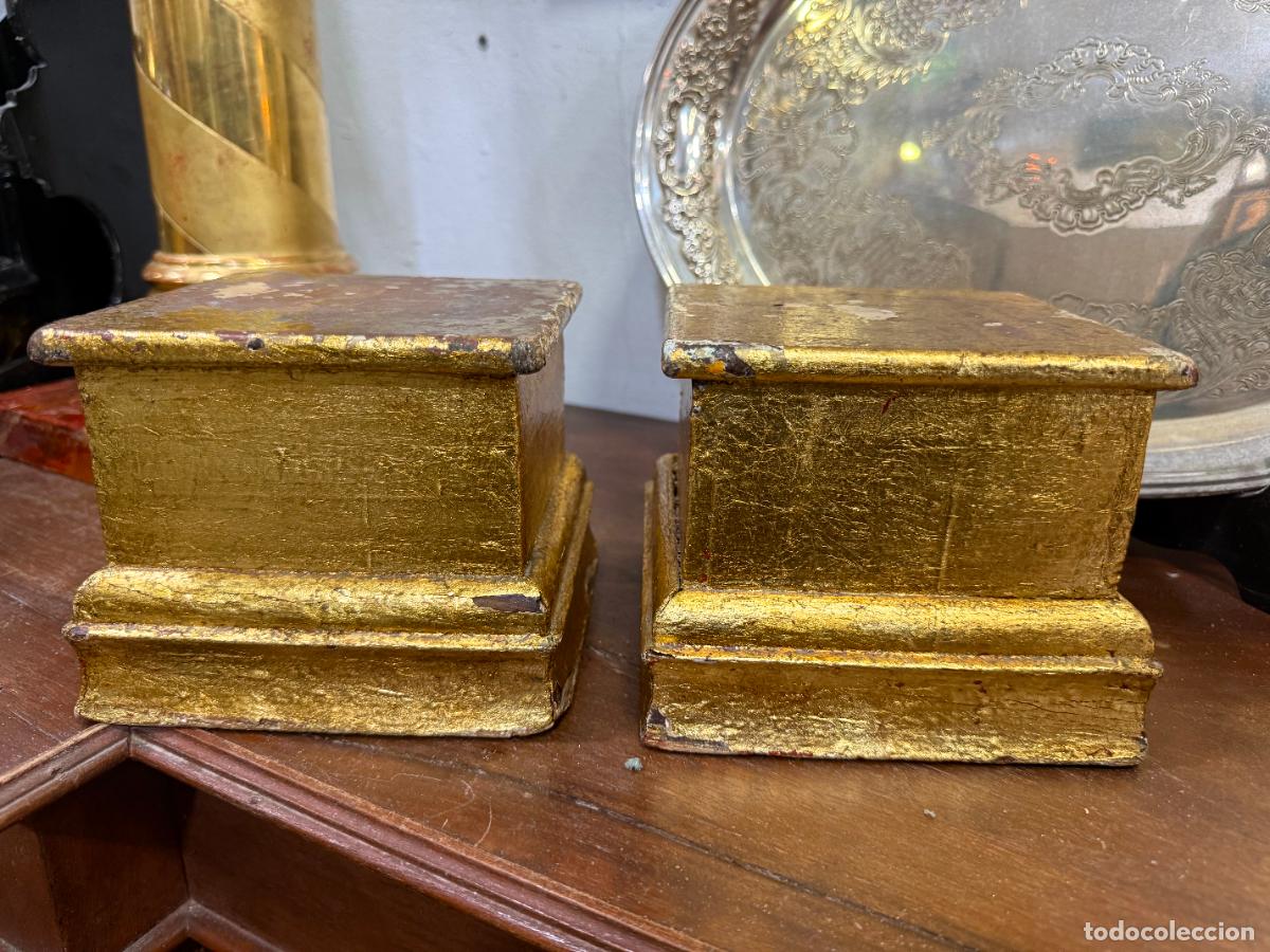 Antig&uuml;edades: ANTIGUA PAREJA DE BASES DE MADERA Y DORADO - MEDIDA 14X14X11 CM - RELIGIOSO
