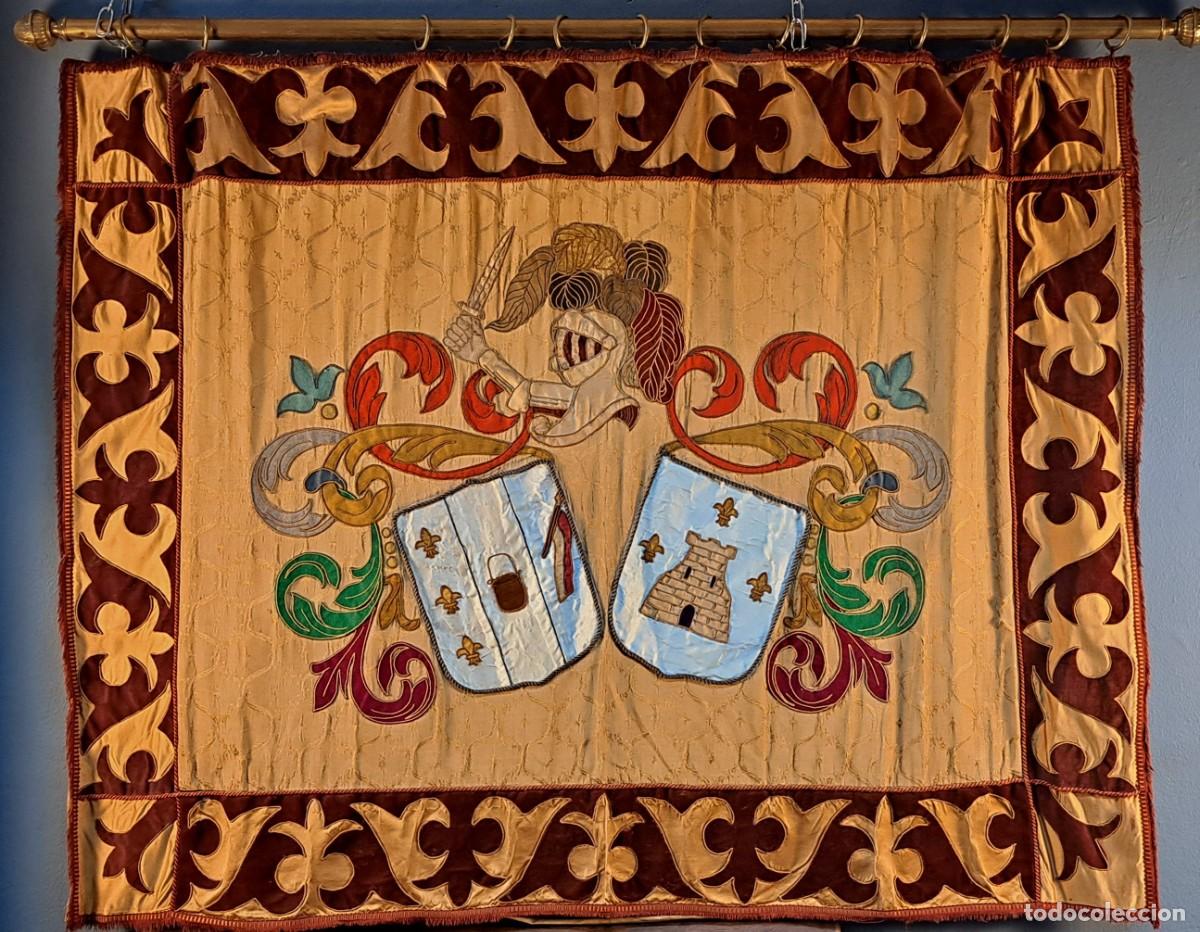 Antig&uuml;edades: Antiguo tapiz her&aacute;ldico bordado con escudos y yelmo, 121 &times; 159 cm