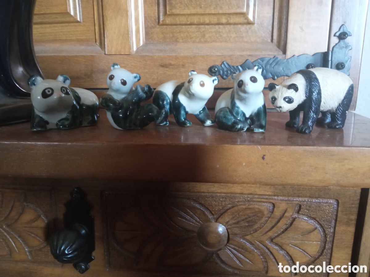 Antig&uuml;edades: Conjunto de 4 osos pandas de porcelana y uno de goma, en miniatura, uno est&aacute; restaurado