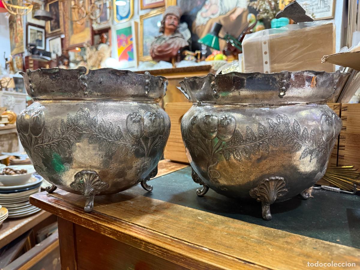Antig&uuml;edades: ANTIGUA PAREJA DE MACETEROS DE METAL PELTRE - MEDIDA 23X19 CM
