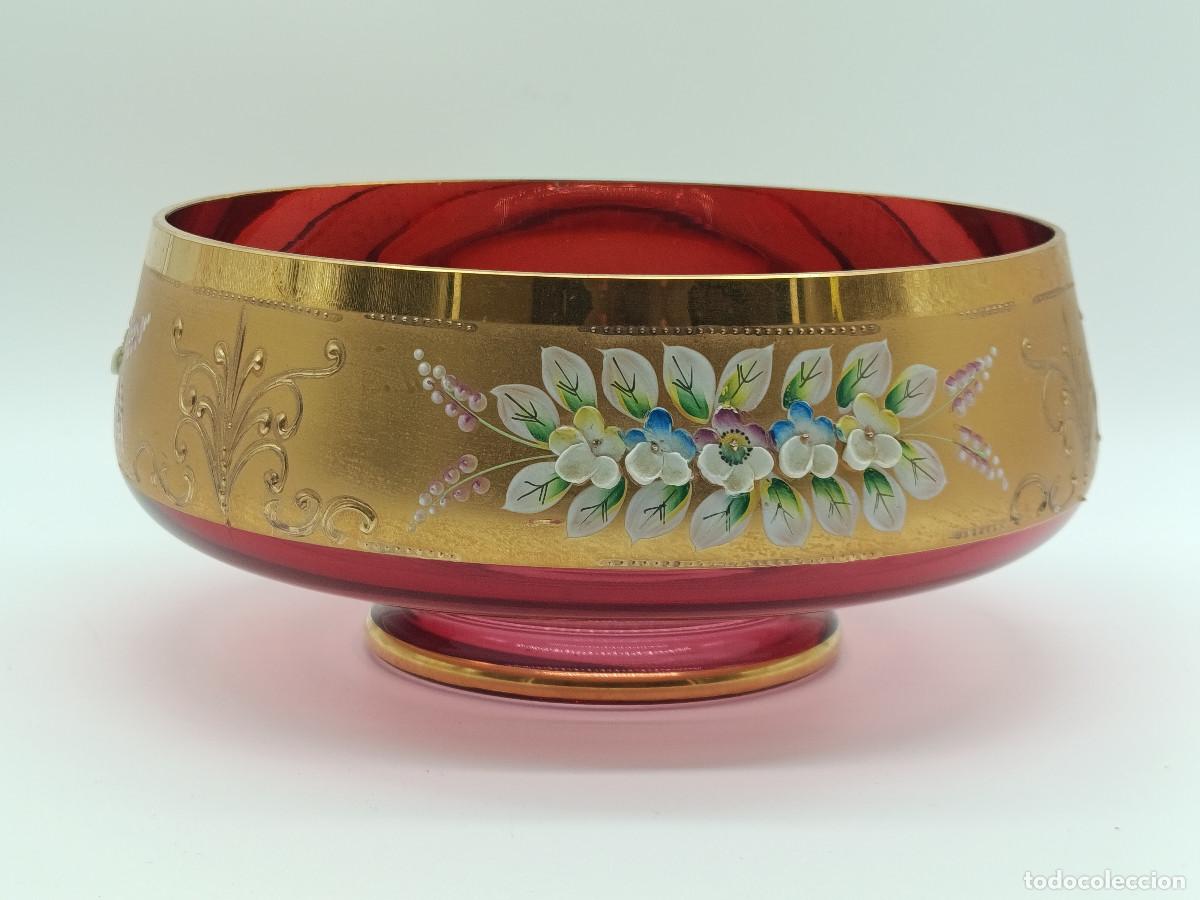 Antig&uuml;edades: CUENCO CRISTAL DE BOHEMIA ROJO CON REVESTIMIENTO DORADO Y FLORES PINTADAS A MANO. 21CM MYJ.