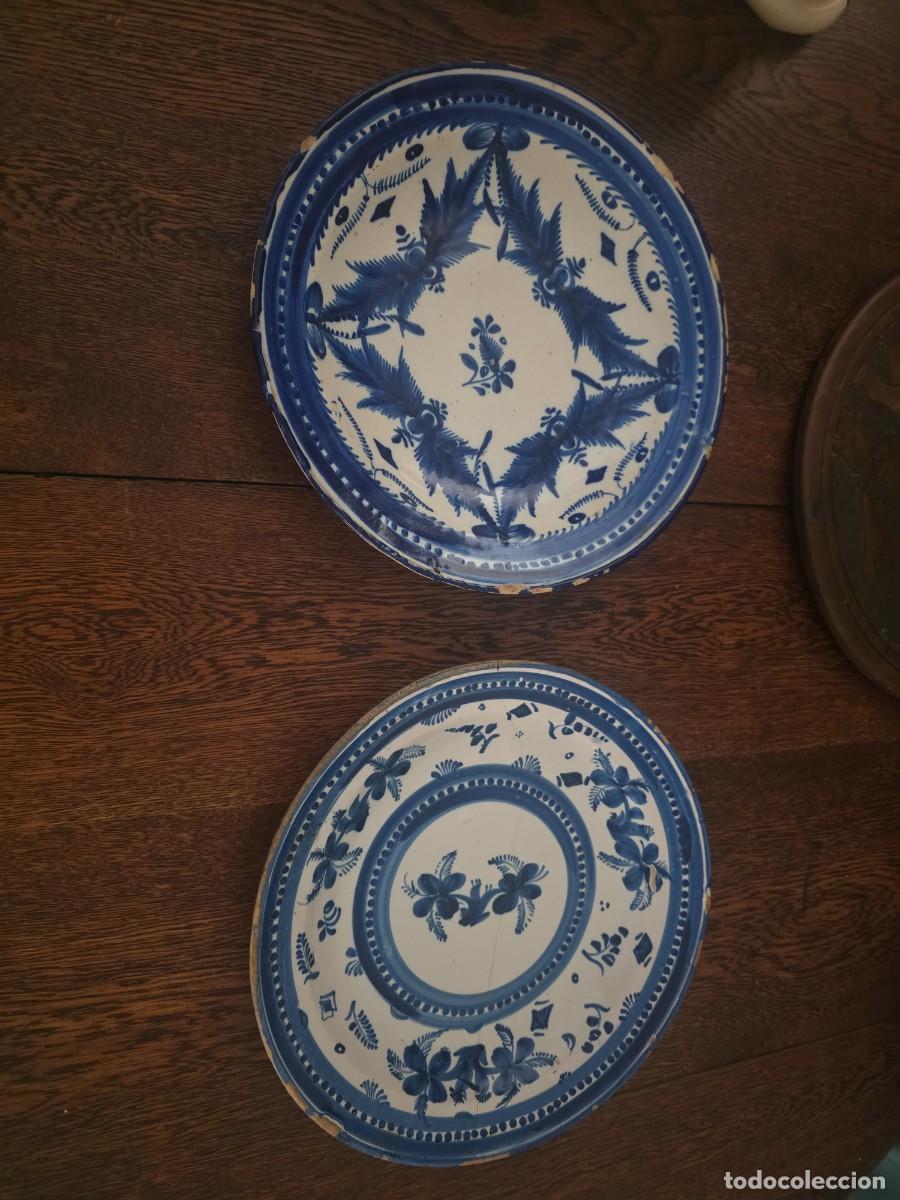 Antig&uuml;edades: Platos de loza azul y blanca, Manises, Espa&ntilde;a, siglo XIX