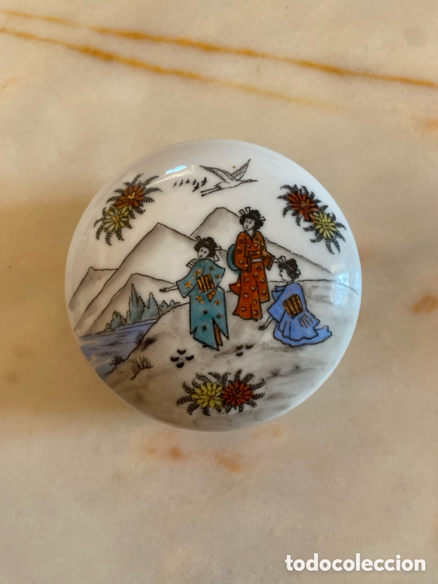 Antig&uuml;edades: Caja de porcelana con motivos chinos pintado a mank