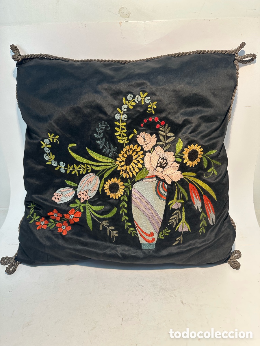 Antig&uuml;edades: PRECIOSO COJIN DE SEDA CON BONITO BORDADO DE FLORES Y JARRON. SIGLO XIX.