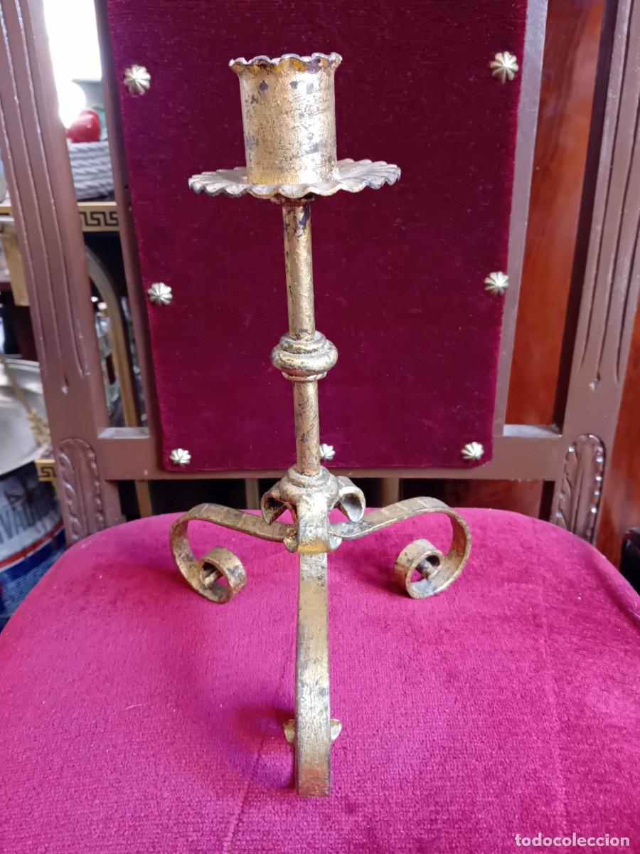 Antig&uuml;edades: Candelero de hierro forjado dorado d&eacute;cada de los 50