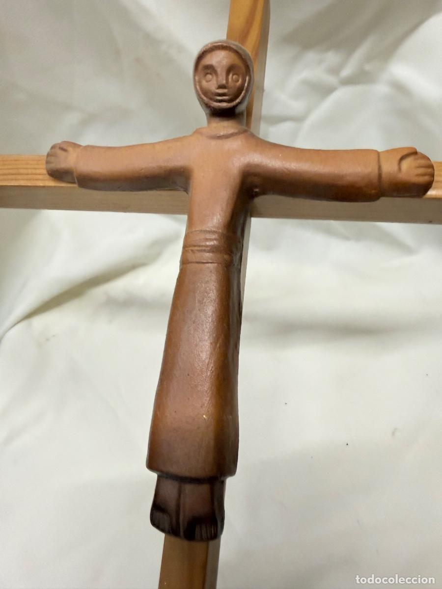 Antig&uuml;edades: Curioso crucifijo, Cristo de ceramica sobre cruz de madera. 24x30cms