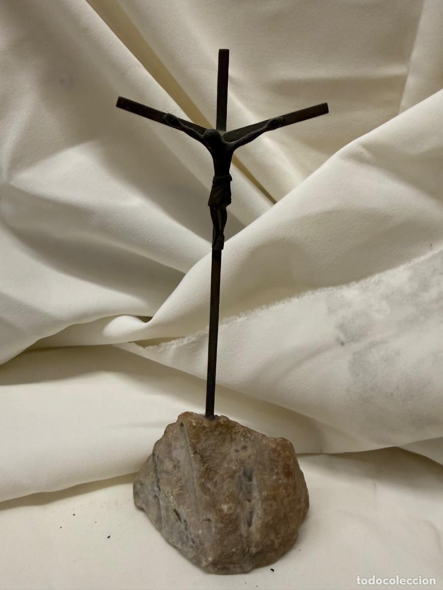 Antig&uuml;edades: Bonito crucifijo metalico, sobre mineral tallado. 18cmsaltura