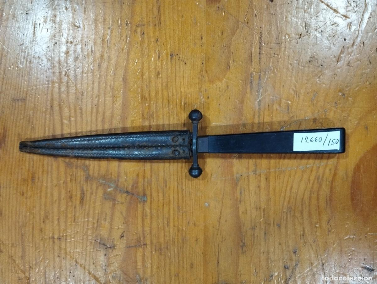 Antig&uuml;edades: DAGA ANTIGUA EN FUNDA DE CUERO. MANGO DE MADERA.