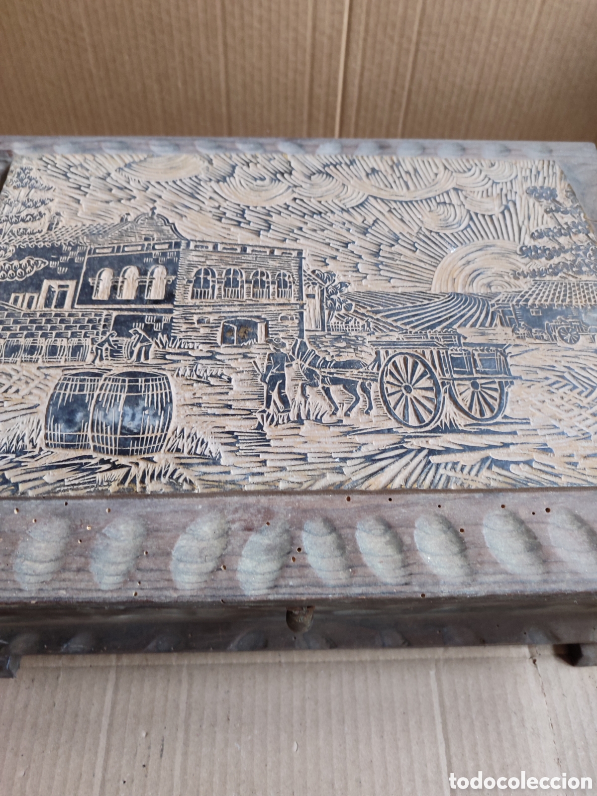 Antig&uuml;edades: Antiguo arc&oacute;n o caja de madera tallada a mano motivo finca vi&ntilde;edo &eacute;poca de vendimia.caja antigua