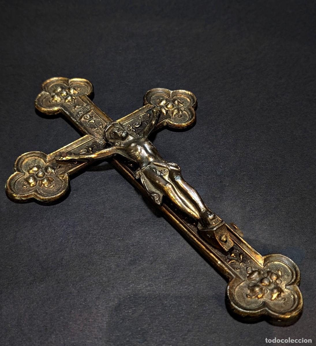 Antig&uuml;edades: Ancien crucifix en bronze &ndash; Christ en relief &ndash; Croix d&eacute;cor&eacute;e XIXe