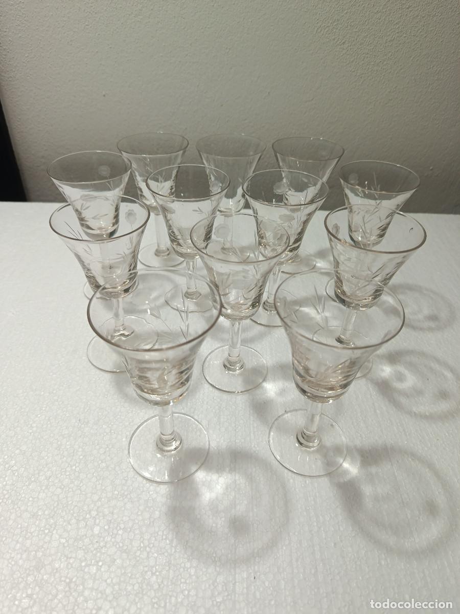 Antig&uuml;edades: LOTE 4 COPAS DE CRISTAL TALLADAS A MANO CON DIBUJOS FLORALES. 14CM ALTURA. MYJ.