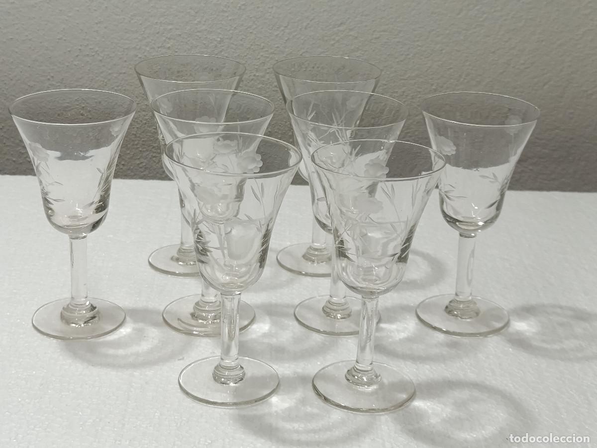 Antig&uuml;edades: LOTE 8 COPAS DE CRISTAL TALLADAS A MANO CON DIBUJOS FLORALES. 12CM ALTURA. MYJ.