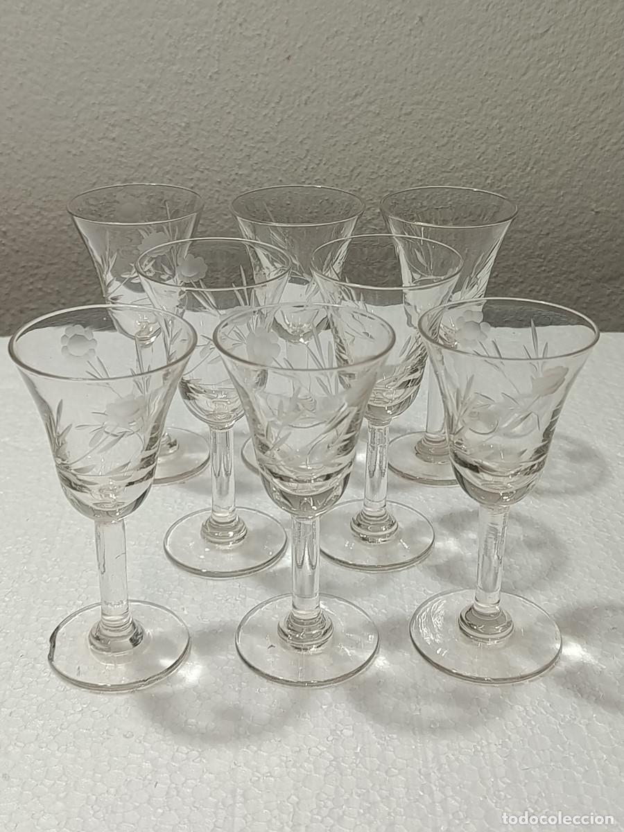 Antig&uuml;edades: LOTE 8 COPAS DE CRISTAL TALLADAS A MANO CON DIBUJOS FLORALES. 10CM ALTURA. MYJ.