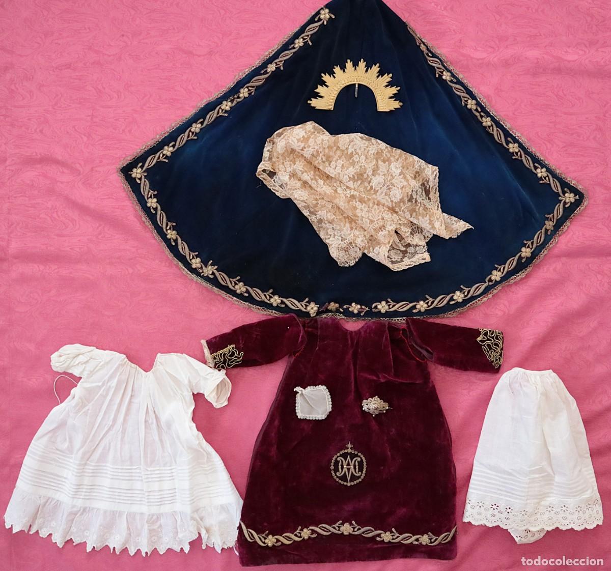 Antig&uuml;edades: Ropajes y complementos para imagen de vestir o cap i pota en terciopelo bordado. Siglo XIX.