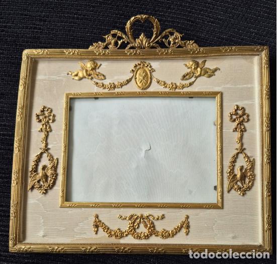 Antig&uuml;edades: Marco de bronce dorado Napole&oacute;n III y Dos antiguos maceteros/portavelas dorados y porcelana