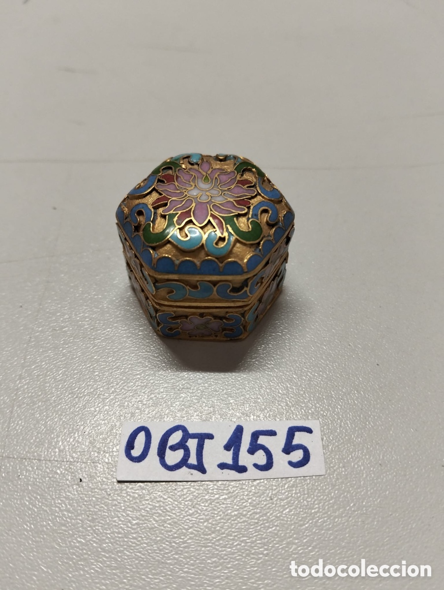 Antig&uuml;edades: Pastillero de cloisonn&eacute; dorado con decoraci&oacute;n floral en tonos azul, verde y lavanda