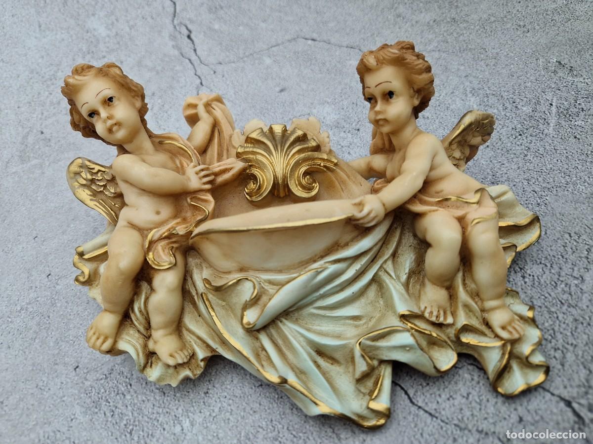 Antig&uuml;edades: Fuente de Agua Bendita con Dos Querubines &ndash; Decoraci&oacute;n Religiosa Cl&aacute;sica en Resina Dorada