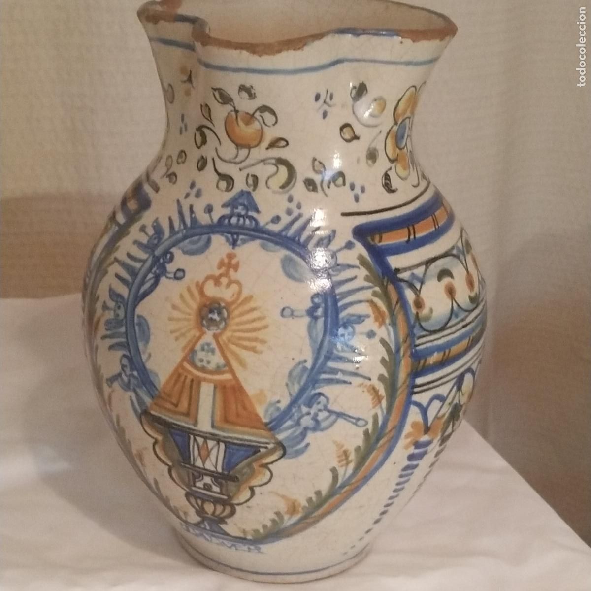 Antig&uuml;edades: Jarra antigua, Talavera ( Toledo) con Virgen del Prado ramos y puntillas