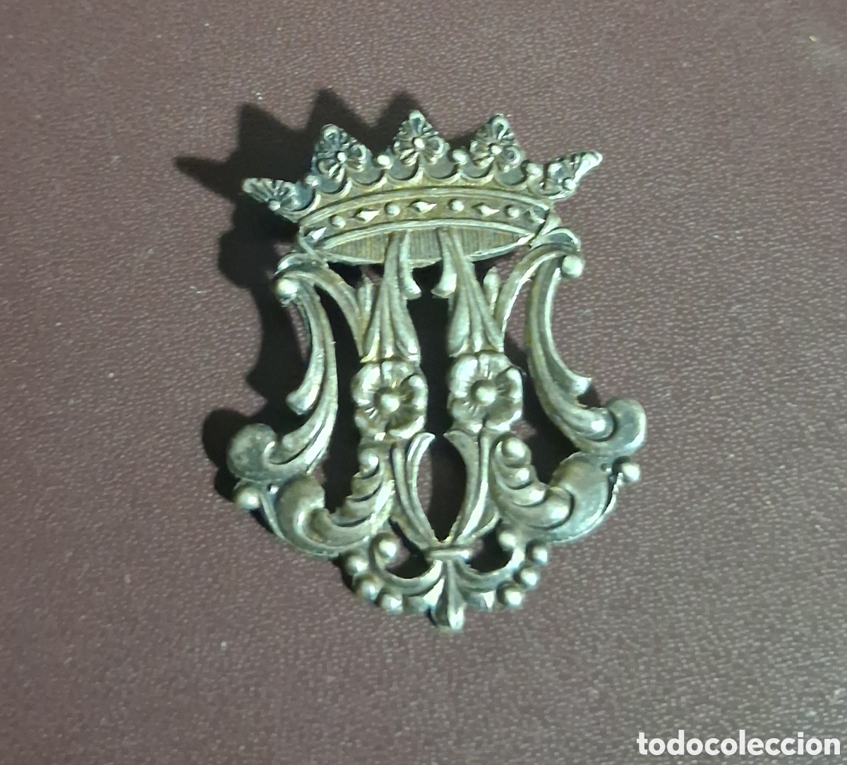 Antig&uuml;edades: Anagrama o iniciales de la Virgen Mar&iacute;a en plata
