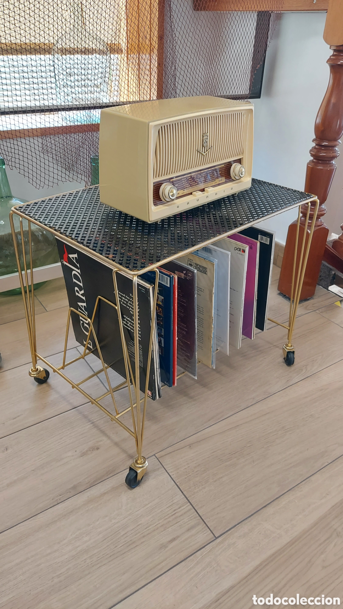 Antig&uuml;edades: Mesa auxiliar porta vinilos Mid Century