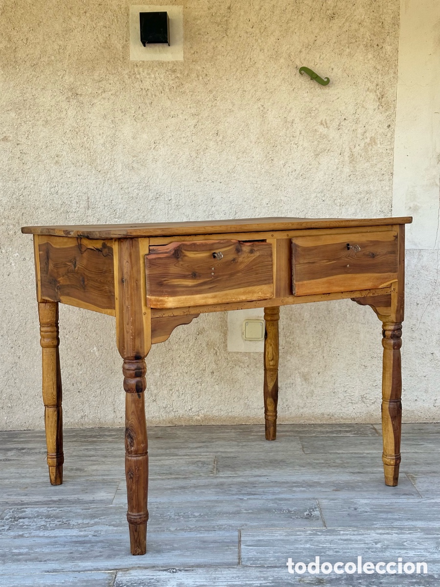 Antig&uuml;edades: Mesa antigua de madera de enebro con dos cajones, primera mitad s.XX. Cocina escritorio.