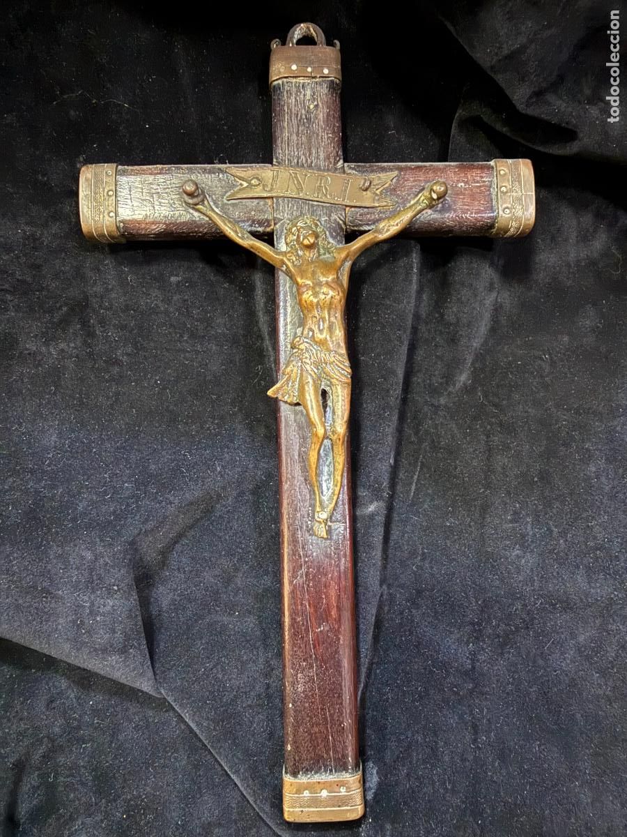 Antig&uuml;edades: CRISTO CRUCIFICADO DE BRONCE CON CRUZ DE MADERA - MEDIDA CRUZ 28X16 CM - RELIGIOSO