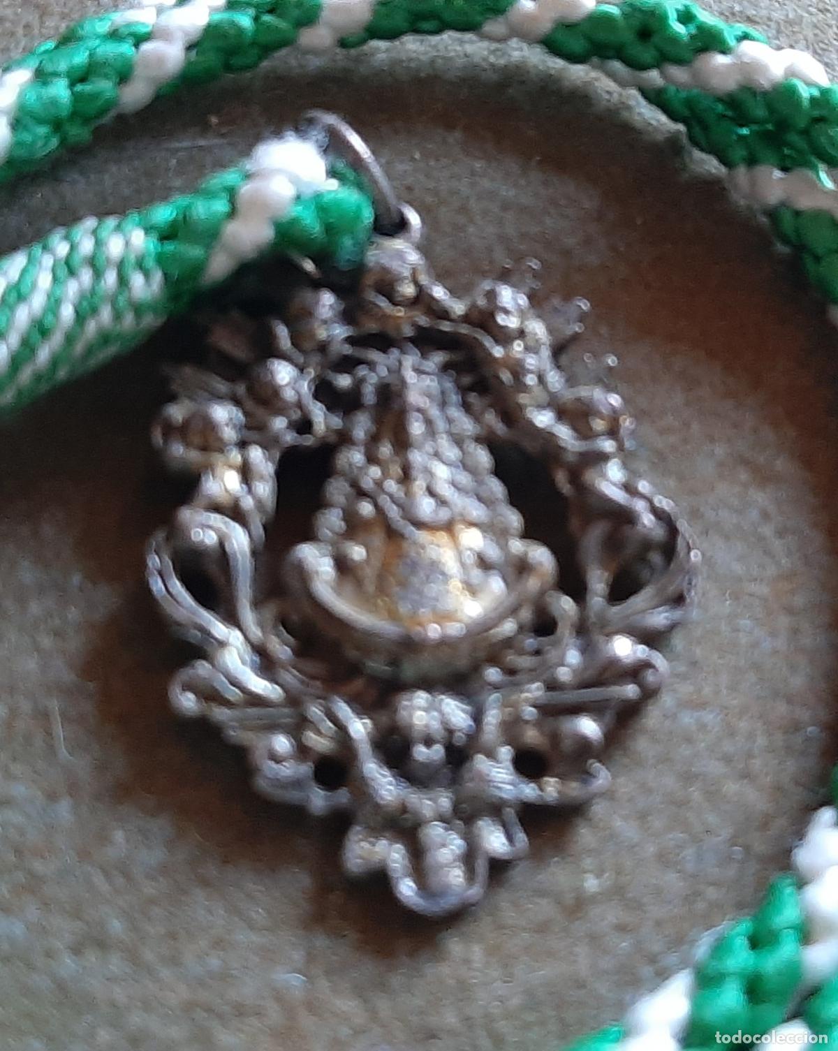 Antig&uuml;edades: MEDALLA CON CORDON DE LA VIREGEN DEL ROCIO PATRONA DE ALMONTE - HERMANDAD A IDENTIFICAR