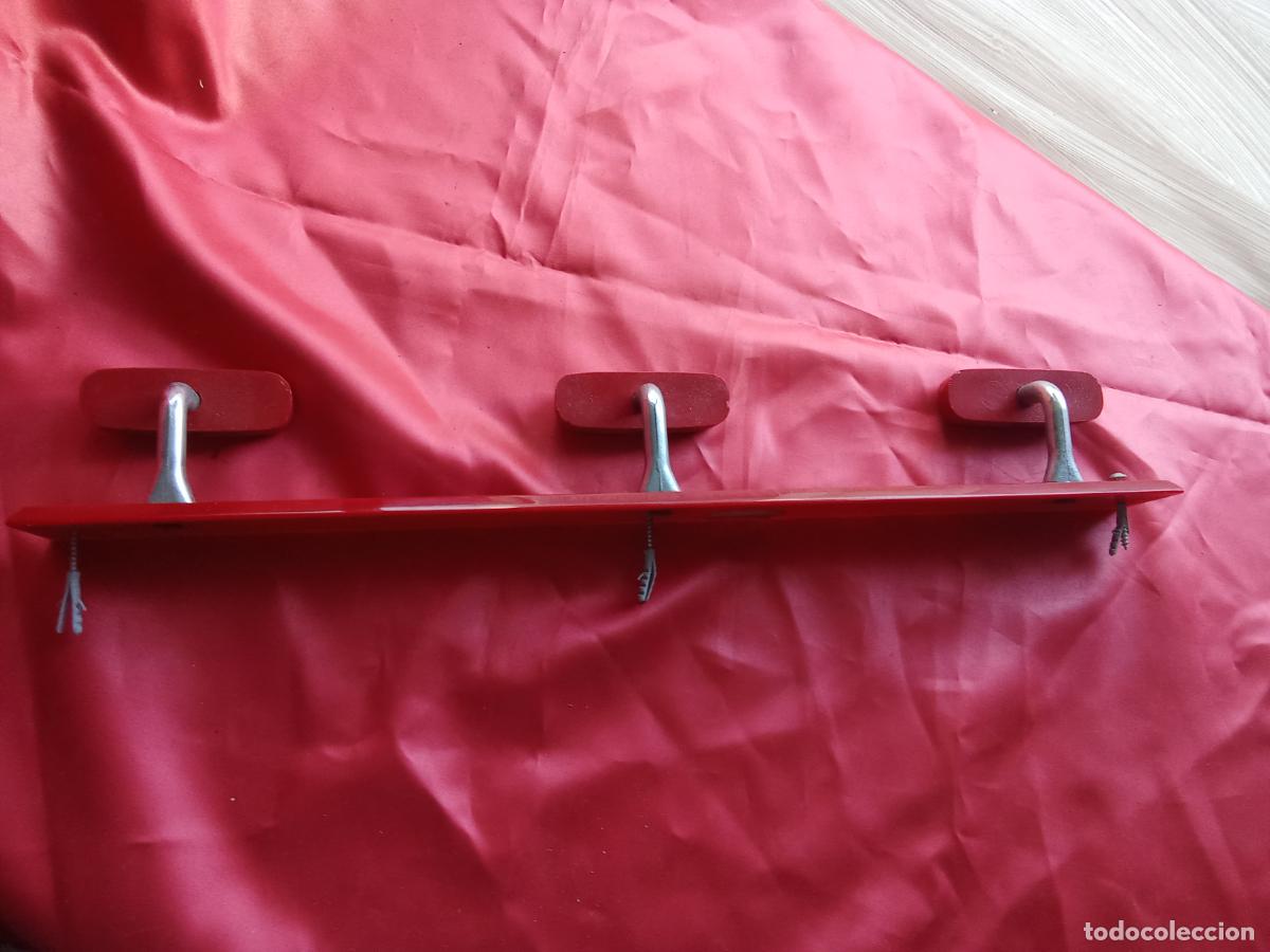 Antig&uuml;edades: Perechero de pl&aacute;stico rojo de los a&ntilde;os 70/80. Caja Herramientas