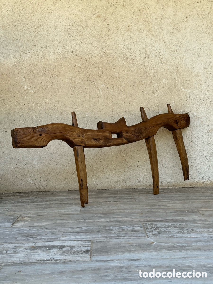 Antig&uuml;edades: Antiguo yugo castellano para bueyes. Madera de fresno. Agricultura ganader&iacute;a. Etnograf&iacute;a.