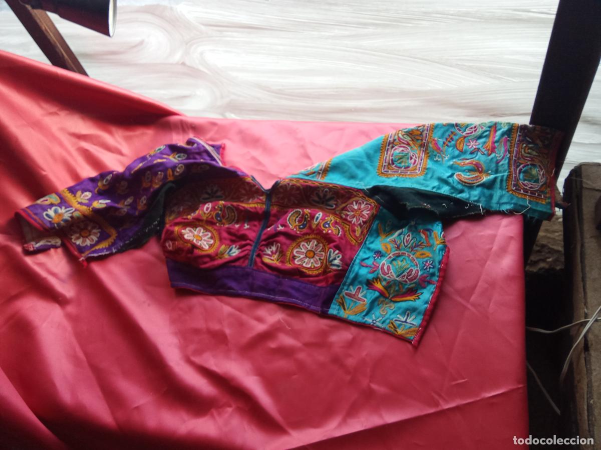 Antig&uuml;edades: Peque&ntilde;a camisa bordada con tela antigua, procedente de India. Caja 1